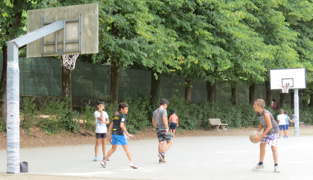 Ragazzi al campo di basket